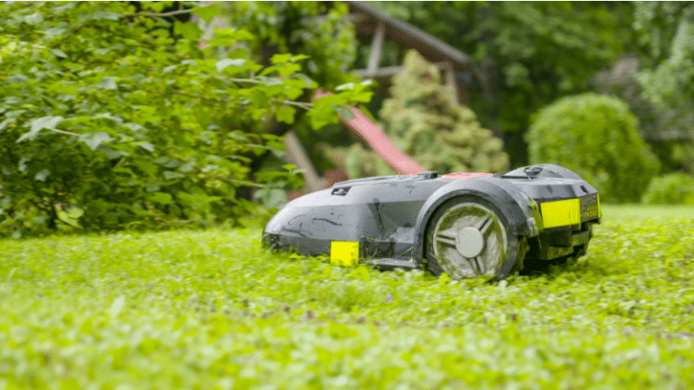 Wichtig: Regen ist nicht gleich Gewitter. Bei Sturm oder Hagel muss dein Gerät zum Schutz immer an seiner Station bleiben - am besten unter einer Mähroboter-Garage.